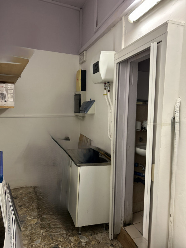 Ottimo negozio/ufficio vetrinato fronte strada di via Facciolati, di mq 40 con piccolo magazzino ...