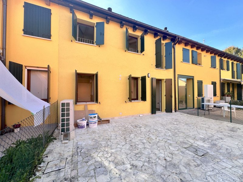 Brusegana. Euro 375.000 prezzo non trattabile. Casa schiera, su 2 livelli. 
Classe A4, ep 26,16 k...