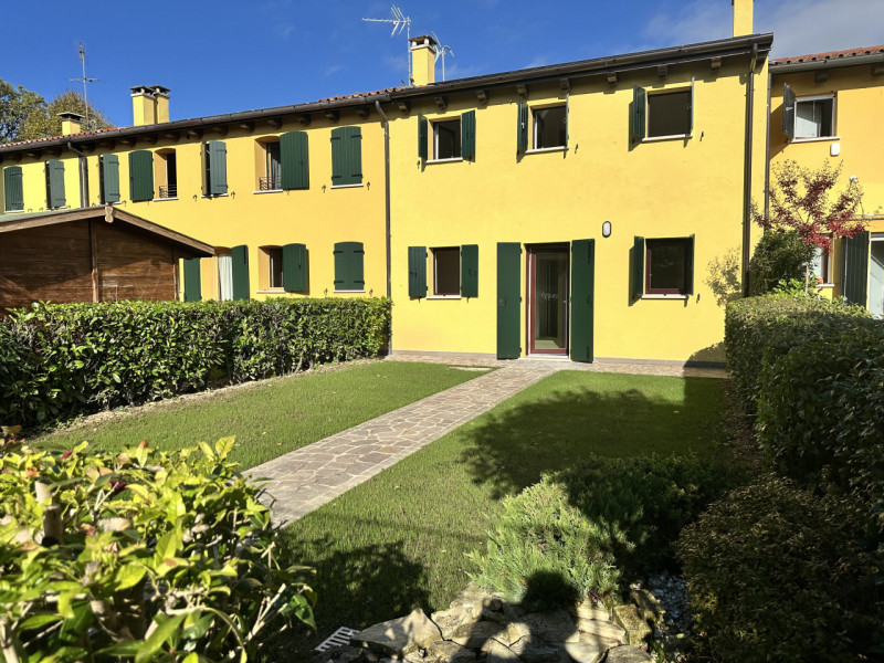 Brusegana. Euro 375.000 prezzo non trattabile. Casa schiera, su 2 livelli. 
Classe A4, ep 26,16 k...