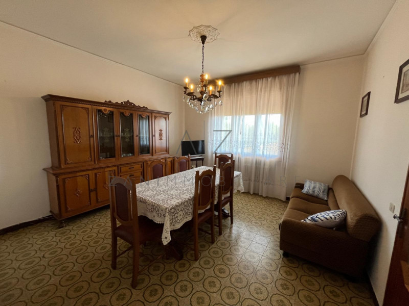 Proponiamo in vendita una casa singola di generose dimensioni a Castelfranco Veneto, nella zona d...