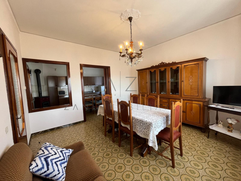 Proponiamo in vendita una casa singola di generose dimensioni a Castelfranco Veneto, nella zona d...