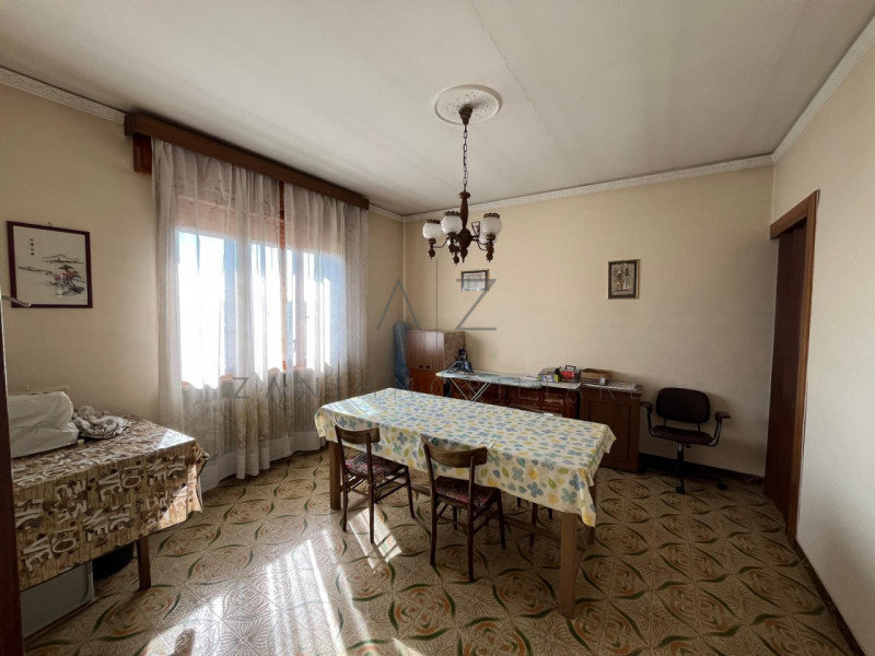 Proponiamo in vendita una casa singola di generose dimensioni a Castelfranco Veneto, nella zona d...