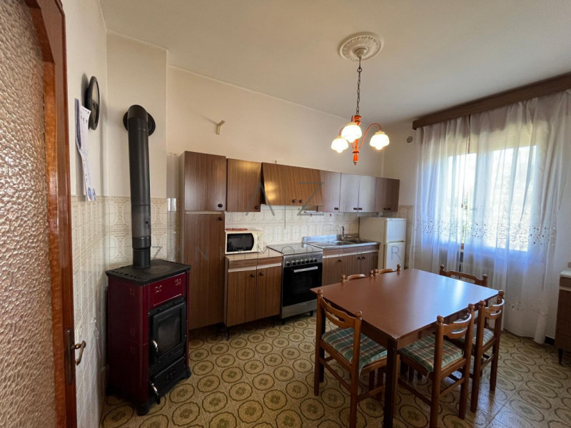 Proponiamo in vendita una casa singola di generose dimensioni a Castelfranco Veneto, nella zona d...