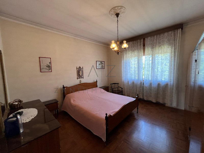 Proponiamo in vendita una casa singola di generose dimensioni a Castelfranco Veneto, nella zona d...