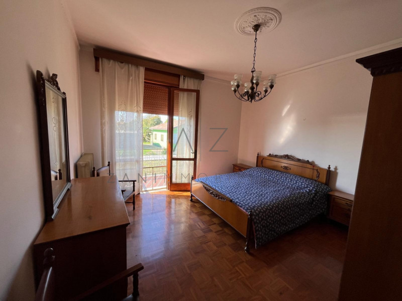 Proponiamo in vendita una casa singola di generose dimensioni a Castelfranco Veneto, nella zona d...