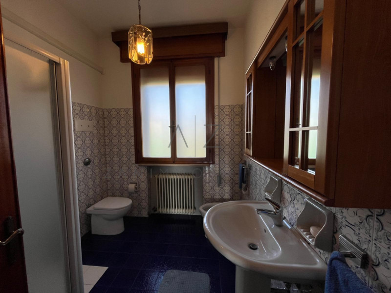 Proponiamo in vendita una casa singola di generose dimensioni a Castelfranco Veneto, nella zona d...