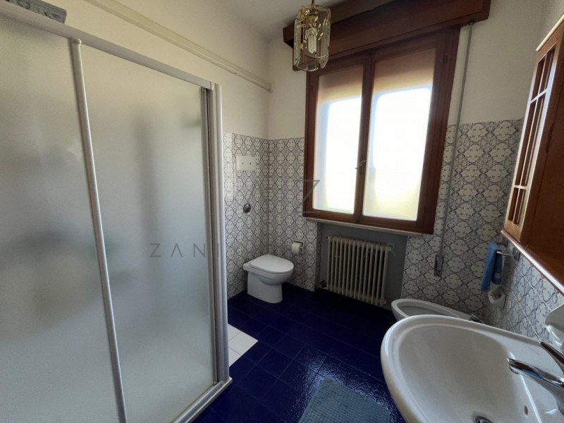 Proponiamo in vendita una casa singola di generose dimensioni a Castelfranco Veneto, nella zona d...