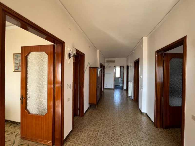 Proponiamo in vendita una casa singola di generose dimensioni a Castelfranco Veneto, nella zona d...