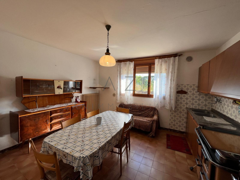 Proponiamo in vendita una casa singola di generose dimensioni a Castelfranco Veneto, nella zona d...
