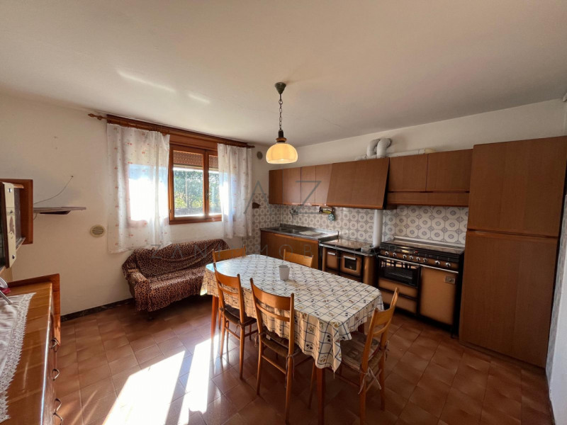 Proponiamo in vendita una casa singola di generose dimensioni a Castelfranco Veneto, nella zona d...