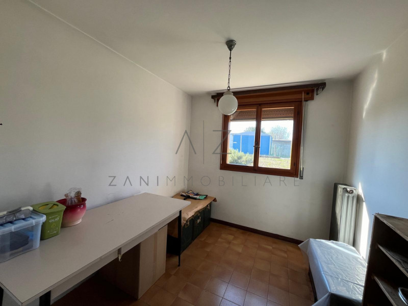 Proponiamo in vendita una casa singola di generose dimensioni a Castelfranco Veneto, nella zona d...