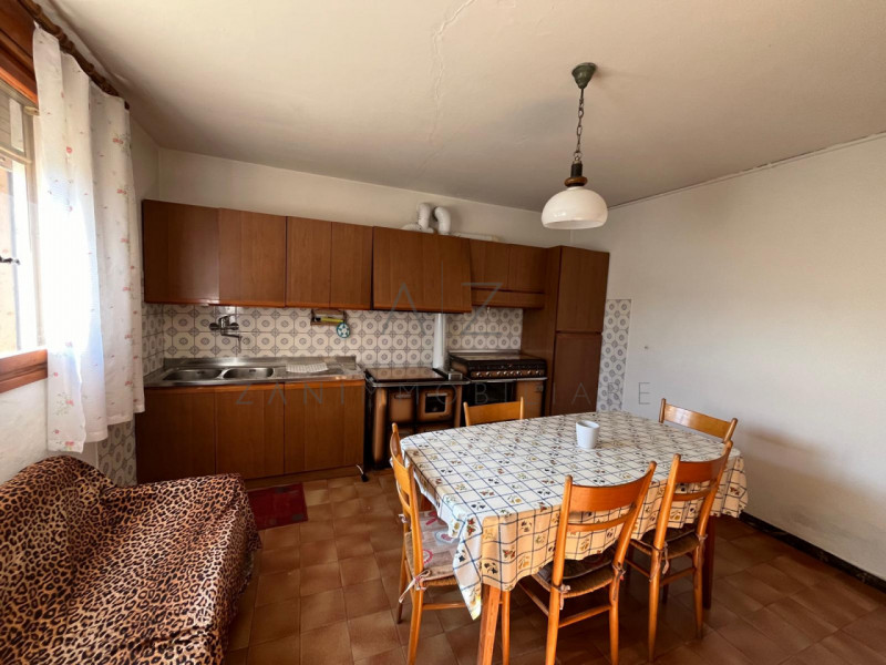 Proponiamo in vendita una casa singola di generose dimensioni a Castelfranco Veneto, nella zona d...