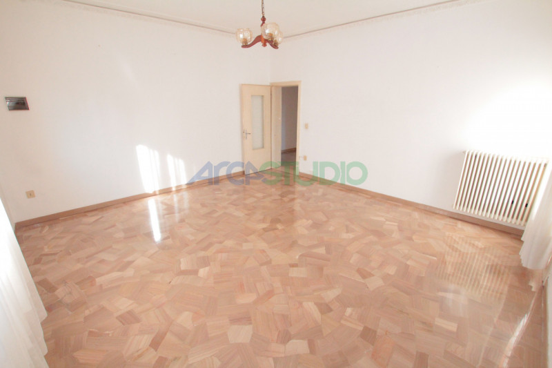 IN TRATTATIVA - Quinto Vicentino:  
Soluzione ideale se ami vivere in grandi spazi abitativi, com...