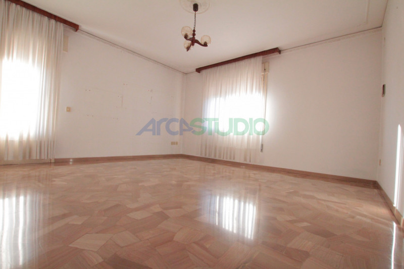 IN TRATTATIVA - Quinto Vicentino:  
Soluzione ideale se ami vivere in grandi spazi abitativi, com...