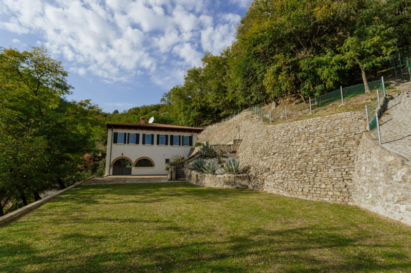 Galzignano Terme: Villa contemporanea situata in posizione aperta e panoramica; la proprietà di c...