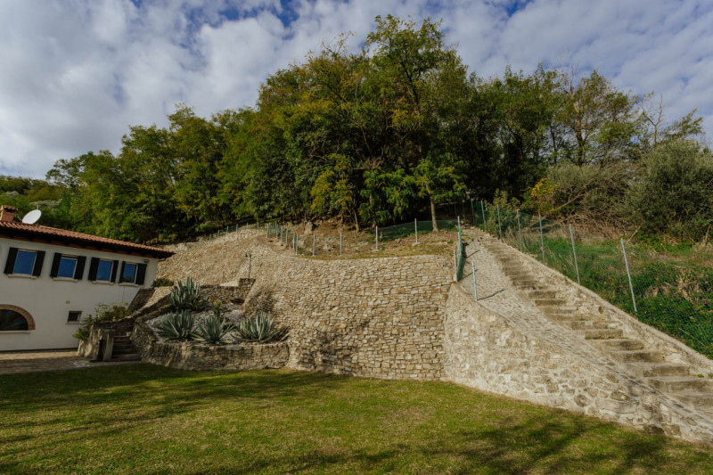 Galzignano Terme: Villa contemporanea situata in posizione aperta e panoramica; la proprietà di c...