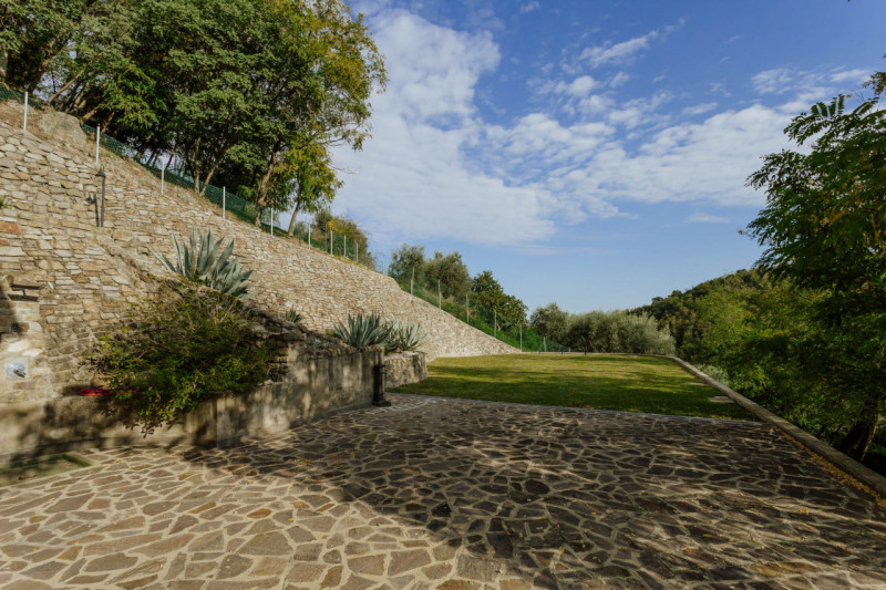 Galzignano Terme: Villa contemporanea situata in posizione aperta e panoramica; la proprietà di c...