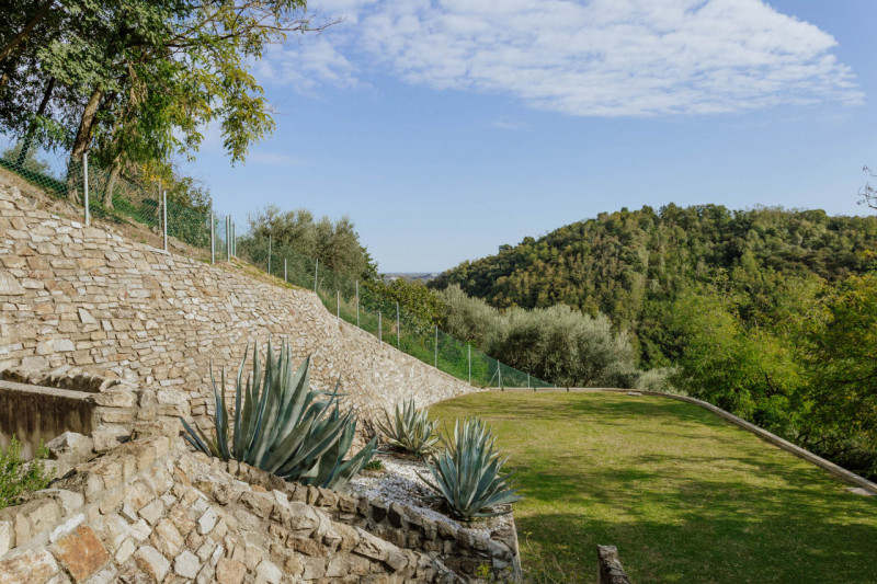 Galzignano Terme: Villa contemporanea situata in posizione aperta e panoramica; la proprietà di c...