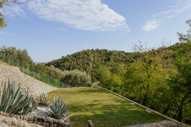 Galzignano Terme: Villa contemporanea situata in posizione aperta e panoramica; la proprietà di c...