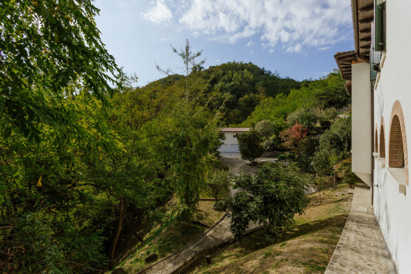 Galzignano Terme: Villa contemporanea situata in posizione aperta e panoramica; la proprietà di c...