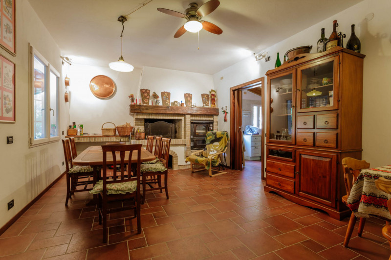 Galzignano Terme: Villa contemporanea situata in posizione aperta e panoramica; la proprietà di c...