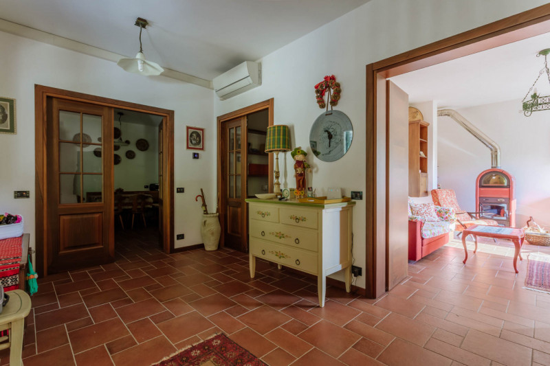 Galzignano Terme: Villa contemporanea situata in posizione aperta e panoramica; la proprietà di c...