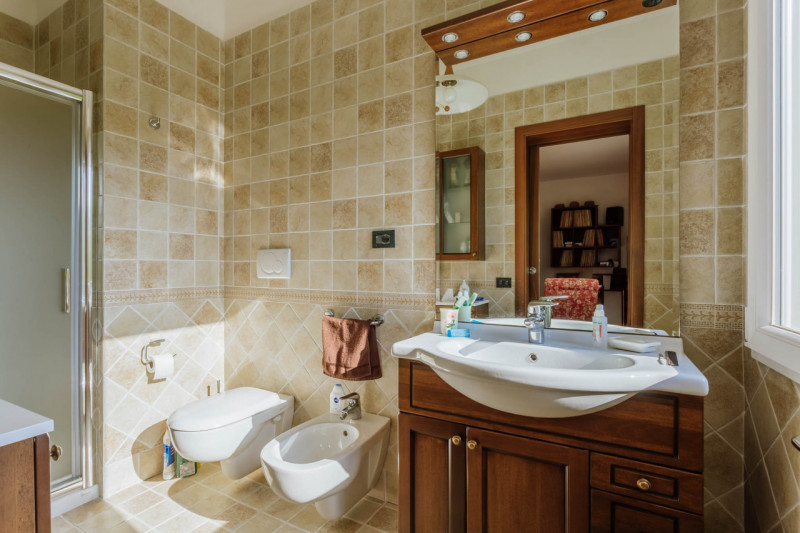 Galzignano Terme: Villa contemporanea situata in posizione aperta e panoramica; la proprietà di c...