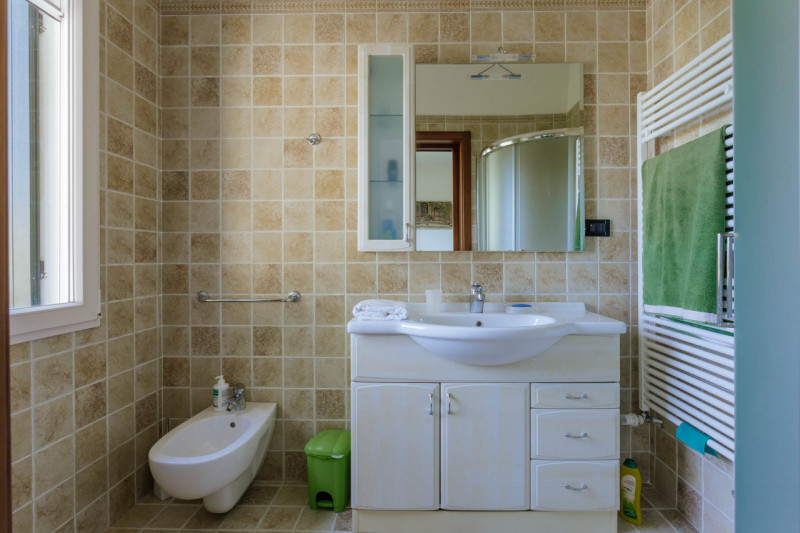 Galzignano Terme: Villa contemporanea situata in posizione aperta e panoramica; la proprietà di c...