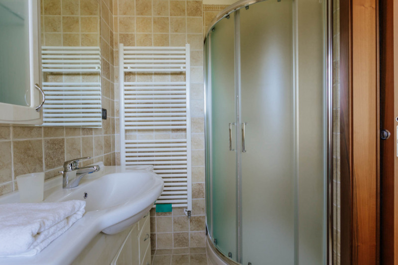 Galzignano Terme: Villa contemporanea situata in posizione aperta e panoramica; la proprietà di c...