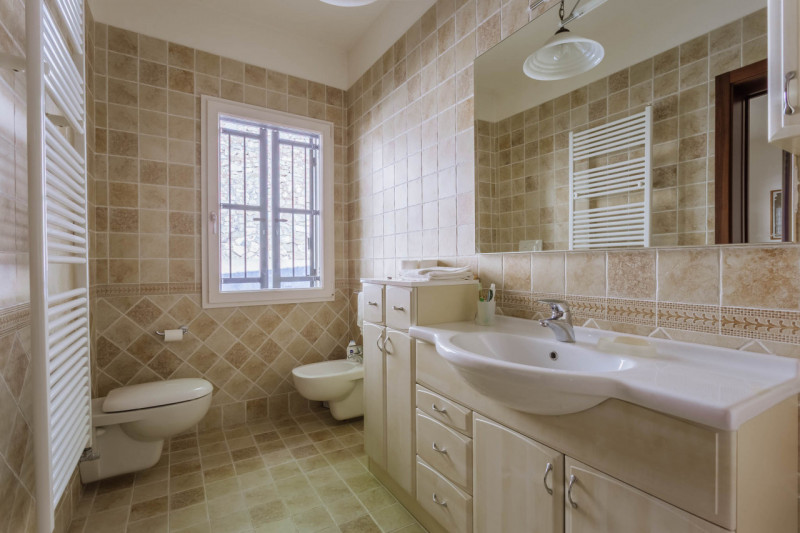 Galzignano Terme: Villa contemporanea situata in posizione aperta e panoramica; la proprietà di c...