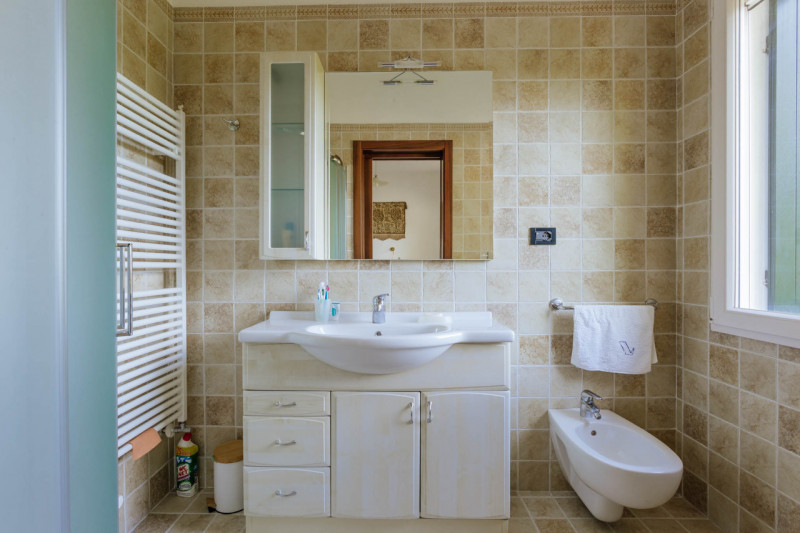 Galzignano Terme: Villa contemporanea situata in posizione aperta e panoramica; la proprietà di c...