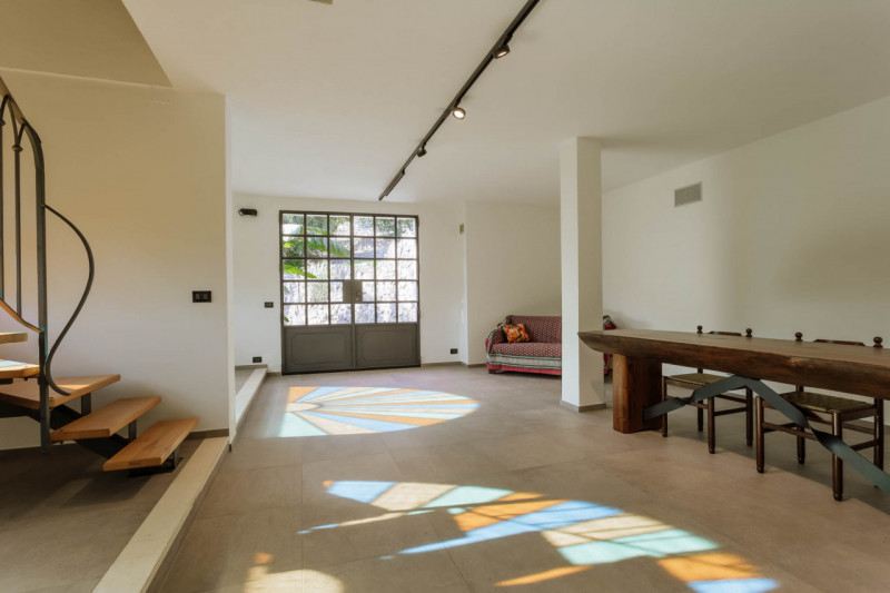 Galzignano Terme: Villa contemporanea situata in posizione aperta e panoramica; la proprietà di c...