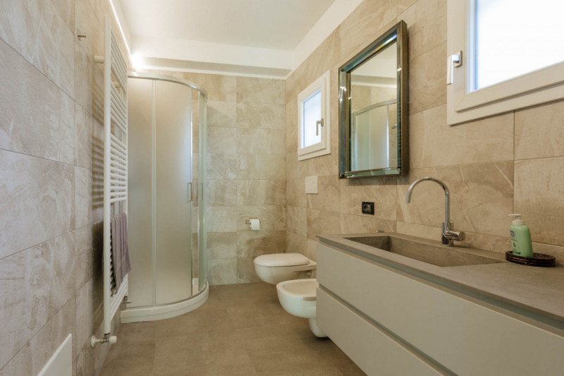 Galzignano Terme: Villa contemporanea situata in posizione aperta e panoramica; la proprietà di c...