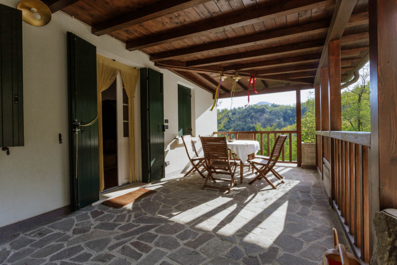 Galzignano Terme: Villa contemporanea situata in posizione aperta e panoramica; la proprietà di c...