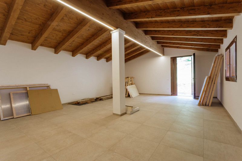 Galzignano Terme: Villa contemporanea situata in posizione aperta e panoramica; la proprietà di c...