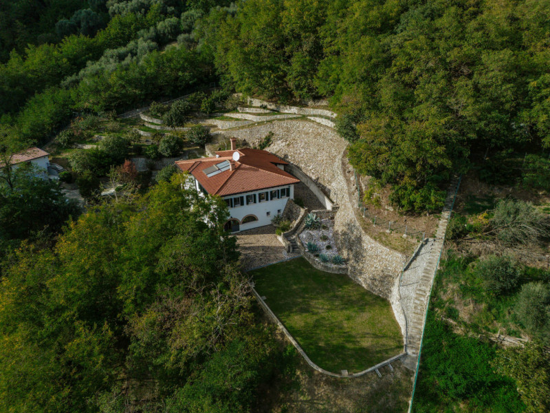 Galzignano Terme: Villa contemporanea situata in posizione aperta e panoramica; la proprietà di c...