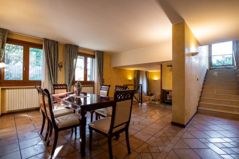 TORREGLIA Vic. ABANO TERME  Proponiamo in vendita una raffinata villa contemporanea di 230 mq sit...