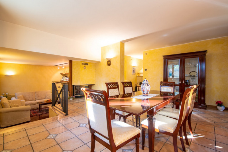 TORREGLIA Vic. ABANO TERME  Proponiamo in vendita una raffinata villa contemporanea di 230 mq sit...