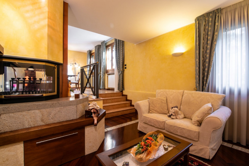 TORREGLIA Vic. ABANO TERME  Proponiamo in vendita una raffinata villa contemporanea di 230 mq sit...