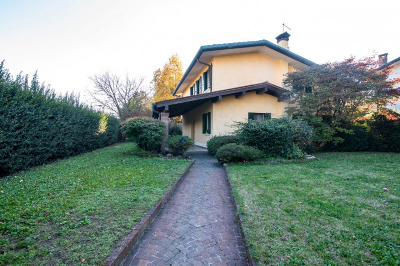 TORREGLIA Vic. ABANO TERME  Proponiamo in vendita una raffinata villa contemporanea di 230 mq sit...