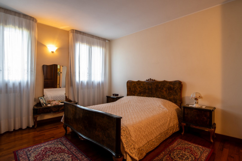 TORREGLIA Vic. ABANO TERME  Proponiamo in vendita una raffinata villa contemporanea di 230 mq sit...