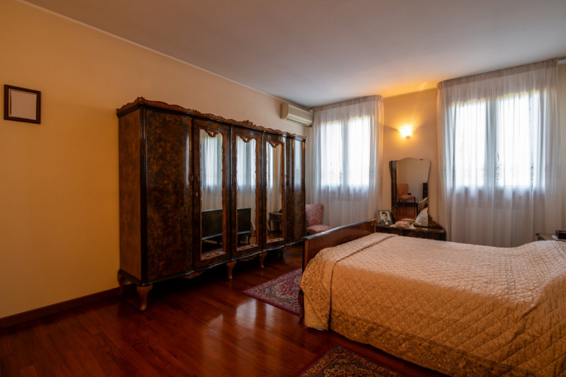 TORREGLIA Vic. ABANO TERME  Proponiamo in vendita una raffinata villa contemporanea di 230 mq sit...