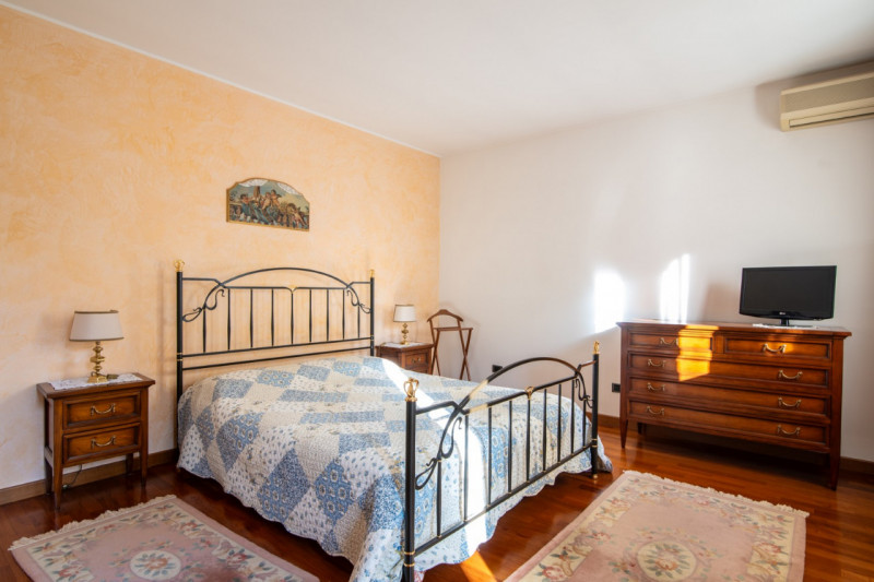 TORREGLIA Vic. ABANO TERME  Proponiamo in vendita una raffinata villa contemporanea di 230 mq sit...