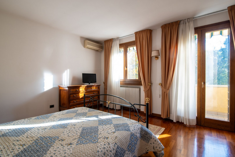 TORREGLIA Vic. ABANO TERME  Proponiamo in vendita una raffinata villa contemporanea di 230 mq sit...