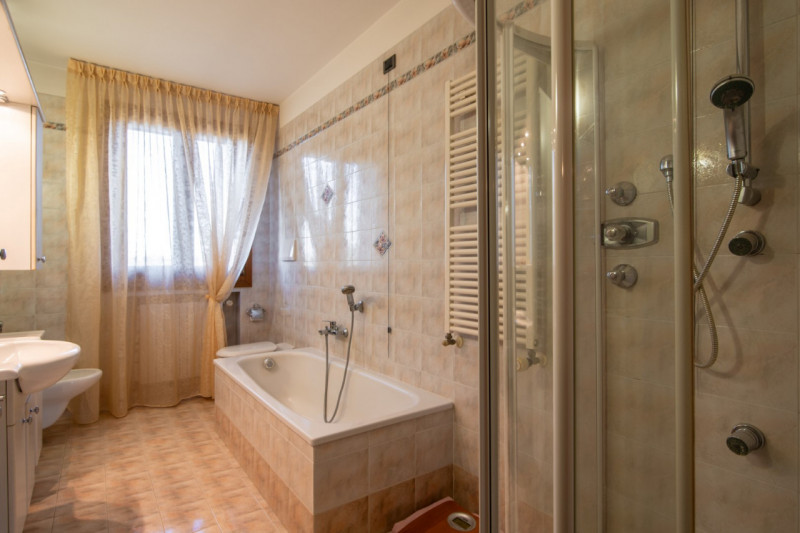 TORREGLIA Vic. ABANO TERME  Proponiamo in vendita una raffinata villa contemporanea di 230 mq sit...