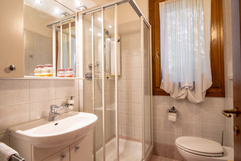 TORREGLIA Vic. ABANO TERME  Proponiamo in vendita una raffinata villa contemporanea di 230 mq sit...