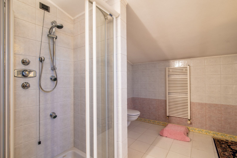 TORREGLIA Vic. ABANO TERME  Proponiamo in vendita una raffinata villa contemporanea di 230 mq sit...