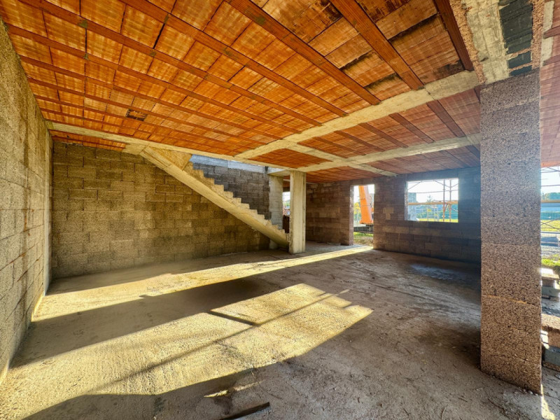 COMPOSIZIONE:
Trifamiliare di nuova costruzione, sviluppata su due livelli: ampia zona giorno con...