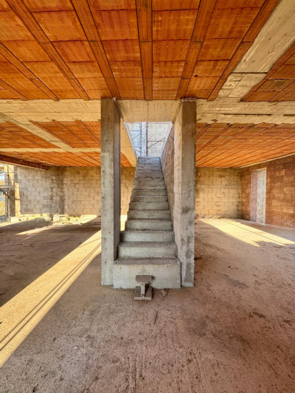 COMPOSIZIONE:
Trifamiliare di nuova costruzione, sviluppata su due livelli: ampia zona giorno con...