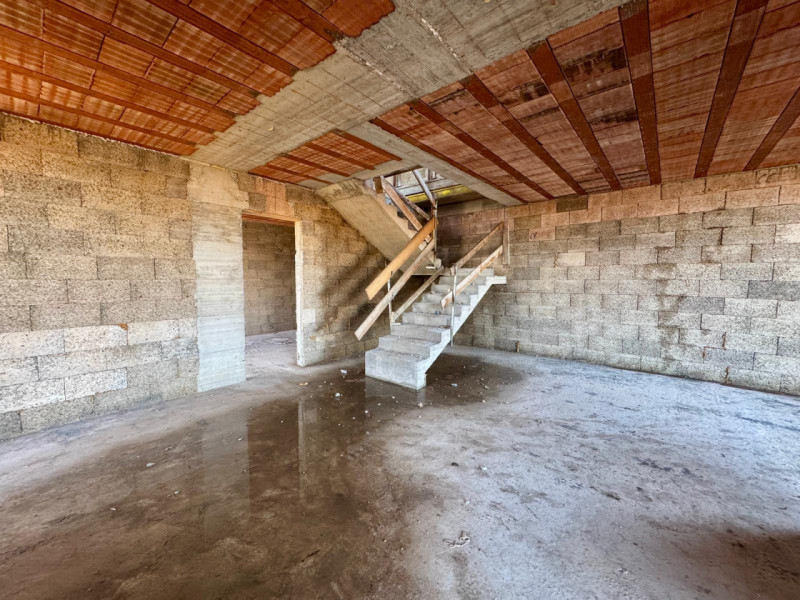 COMPOSIZIONE:
Trifamiliare di nuova costruzione, sviluppata su due livelli: ampia zona giorno con...